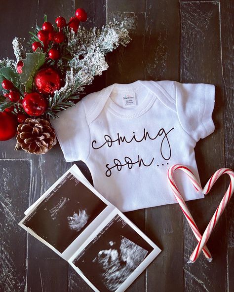 Christmas Themed Baby Announcement, Baby Boy Christmas Announcement, Baby Reveal Ideas Christmas, Cute Christmas Baby Announcements, Baby Announcement Photoshoot Christmas, Telling In Laws Your Pregnant, Pregnant Surprise Ideas, Cute Gender Reveal Pictures, Christmas Pregnancy Announcement Photoshoot