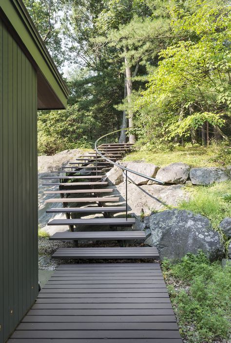 Flavin Architects | Nat Rea Photography // exposed rock / low slope roof / metal roofing / vertical siding / floating staircase Mid Century Renovation, Mid Century Modern Renovation, Landscape Stairs, Wooden Path, Lake Ideas, Mid Century Exterior, Modern Renovation, Wood Staircase, Outdoor Stairs