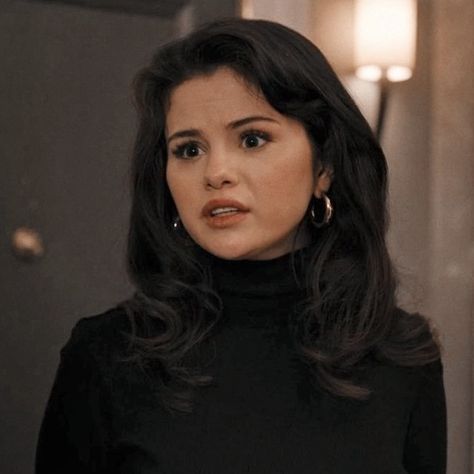 Mabel Mora Hair, Selena Gomez Only Murders In The Building Hair, Mabel Mora Icon, Mabel Only Murders In The Building, Omitb Mabel, Mabel Mora Aesthetic, Selena Gomez Only Murders In The Building Outfits, Only Murders In The Building Mabel, Mabel Mora Outfits