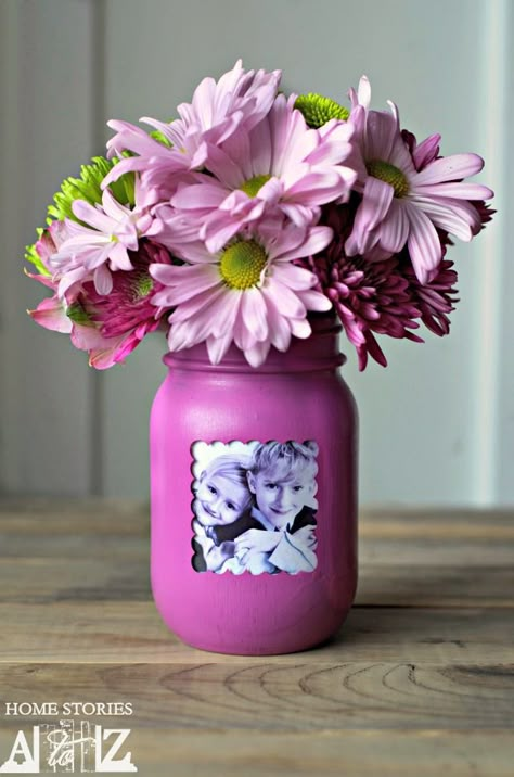 This is such a simple and easy craft to welcome spring! Mason Jar Picture Frame Vase. Jar Picture, Mason Jar Picture, Kerajinan Diy, Presente Diy, Mason Jar Vases, Mothers Day Crafts For Kids, Diy Mothers Day Gifts, Jar Diy, Diy Vase