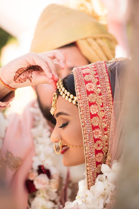 Wedding Sindur Photography, Wedding Sindur Pic, Indian Wedding Candid Photography, Dulhan Sadi Pic, Indian Wedding Shoot Poses, Sindur Wedding, Sindoor Daan Photography, Wedding Images Indian, Indian Wedding Pictures Poses