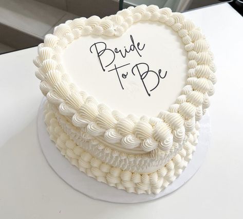 Bridal Shower Cake Inspiration, Bachelorette Cake Design, Bachelorette Birthday Cake, Winter Bridal Shower Cake, Bachlorette Cakes Ideas The Bride, Hens Cake Ideas, Bride To Be Pasta, Simple Bride To Be Cake, Bachelorette Cake For Bride