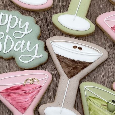 CooCoo Cookies by Phoebe on Instagram: "Celebrating the birthday girl with her favorite martinis!🍸🍸🍸 Dirty martini, an espresso martini, and a cosmo martini.   #naturalcolors #martinicookies #funcookies #dirtymartini #cosmomartini #espressomartini #cookies #decoratedcookies #sugarcookies #cookiearts #cookiedecorating #royalicing #customcookies #cookiesforevents #cookiesinchicago #evanston #skokie #chicago #localbusiness #giftideas #customgifts #edibleart #partytreats #party #treats #cookiesforanyoccasion #birthdaycookies #birthdaypartytreats" Espresso Martini Cookies Decorated, Martini Cookies, Martini Glass Cookies, Cosmo Martini, Birthday Party Treats, Dirty Martini, Cookies Decorated, Espresso Martini, Party Treats