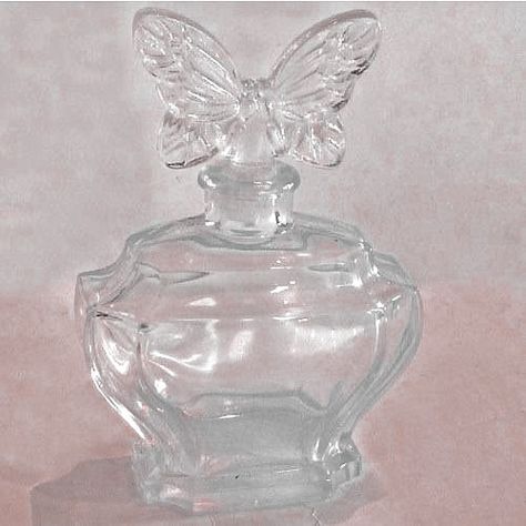 Vintage Glass Perfume Bottles, Cool Perfume Bottles, Aesthetic Perfume Bottles, A Butterfly, Perfume Bottle, Pretty Pictures, Martini, Aesthetic Pictures, Sake