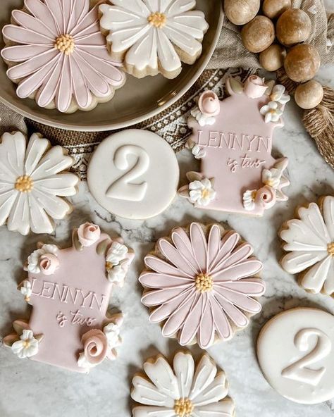 Ness on Instagram: "Spring is in full bloom in our household and we’re so happy to see the sun come out this week! 🌸 Daisy designs and Inspo from the incredibly talented @thecookiegallery & @linenandgray 🤍 #cookiesofinstagram #sugarcookies #cookies #sugarcookiesofinstagram #sugarcookieart #cookieart #decoratedcookies #cookier #baking #sugarcookieart #cookieart #springcookies #spring #birthdaycookies" Daisy Baby Shower, Tree Cookies, Spring Cookies, Boho Birthday, Baby Shower Cookies, Cookie Art, Icing Cookies, Birthday Cookies, Flowers Plants