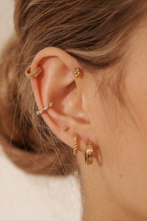 Ear Piercings Placement Chart, Minimal Gold Jewelry, Double Ear Piercings, Simple Gold Earrings, Cute Ear Piercings, Ear Style, Stacked Earrings, Minimal Earrings, Cheap Jewelry