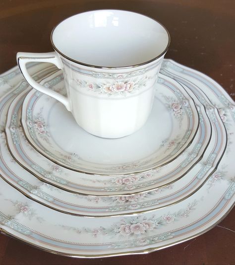 Dinnerware Vintage, Green Floral Wedding, Vintage Dinnerware Set, Fine China Set, Salad Bread, Fine China Dinnerware, Fine Dinnerware, Dinner Salad, Noritake China