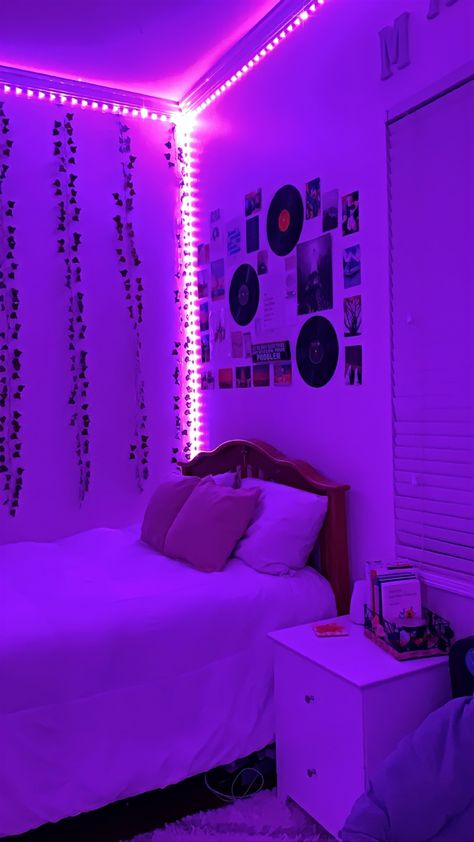 CUTE AND AESTHETIC Aethestic Bedroom Ideas, Aethestic Room Idea, Purple Room Decor Ideas Bedrooms, Bedroom Aethestic, Makeup With Eyeshadow, Purple Room Decor, Applying Eyeshadow, Army Room Decor, Bedroom Decoration Ideas