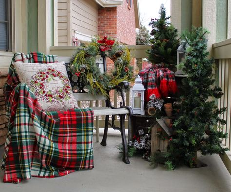 Porch Christmas Tree, Best Outdoor Christmas Decorations, Natal Country, Christmas Apartment, Christmas Front Porch, Christmas Porch Decor, Fabulous Christmas, Navidad Diy, Front Porch Decorating