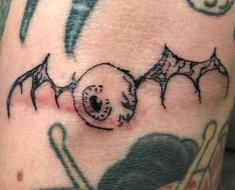 Eyeball With Wings Tattoo, Weird Cute Tattoos, Eyeball Tattoos, Hairline Tattoo, Funky Tattoos, Grunge Tattoo, Goth Tattoo, Dibujos Tattoo, Bat Tattoo