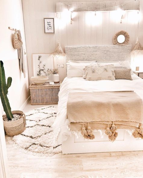 Beige Boho Bedding, Athstetic Bedroom Decor, Beige Room Asthetics, Beige Aesthetic Bedroom Ideas, Aesthetic Rooms For Teens, Astethic Room Decor, Athstetic Bedrooms, Tan And White Bedroom, Boho Astethic