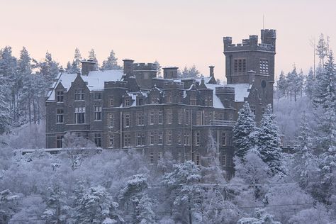 Carbisdale Castle - Stay in a haunted castle. Houses In Dallas Texas, Cozy Sitting Area, Stay In A Castle, Dark Castle, Romantic Home, Hm The Queen, Haunted Castle, Castles In Scotland, Scotland Highlands