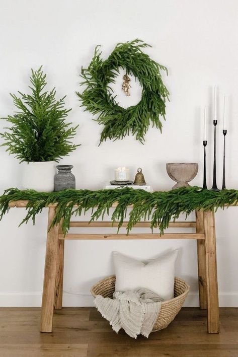 most realistic garlands you can buy Outdoor Christmas Decor Ideas Diy, Traditional Christmas Decor Ideas, Scandi Xmas, Norfolk Pine Garland, Americana Christmas, Vintage Christmas Decor Ideas, Farmhouse Mantle Decor, Living Room Christmas Decor Ideas, Room Christmas Decor Ideas