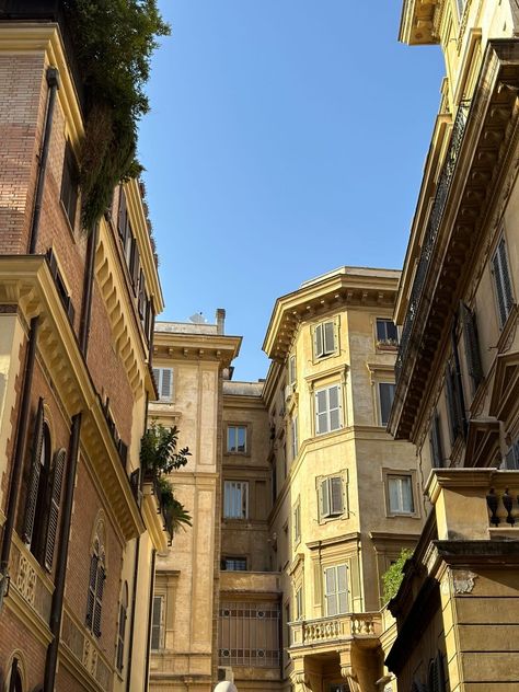 Apartments In Italy, Italy Apartment Aesthetic, Italian Apartment Aesthetic, Italian House Aesthetic, Lionsgate Portal, Italian Apartment, Florence Apartment, Italy Apartment, Apartment Exterior