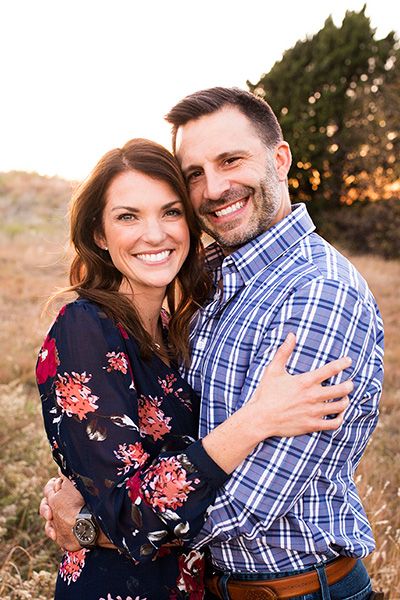 Parents Poses Photography, Older Brother Sister Photos, Family Of 4 Portrait Poses, Mom And Grown Son Photo Ideas, Mother Daughter Family Photos, Mom Dad Daughter Photoshoot Ideas, Family Photos With 2 Children, Mom And Dad Poses Photography, 6 Person Family Photos