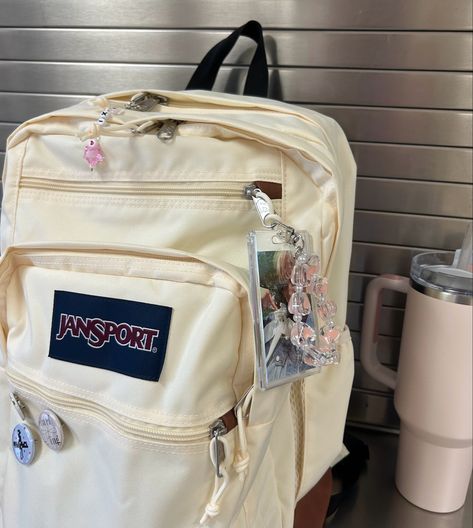 White Jansport Backpack Aesthetic, Aesthetic Backpack Jansport, Jansport Cream Backpack, White Backpack Aesthetic, Backpack Aesthetic School, Jansport Backpacks Aesthetic, White Jansport Backpack, College Backpack Aesthetic, Coquette Backpack