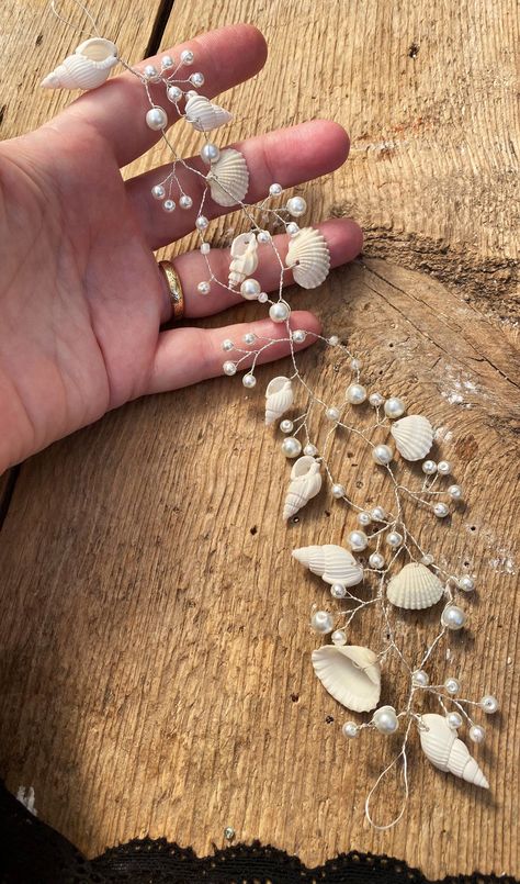 Shells In Hair, Mermaid Superhero, Shells Accessories, Ocean Themed Wedding, Seashells Hair Accessories, Ocean Accessories, Shell Crown, Shell Wedding, Beach Bridesmaid