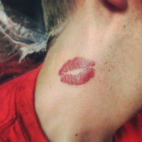 Kiss On Neck Tattoo, Kiss Emoji Tattoo, Lips Tattoo On Neck Men, Small Kiss Mark Tattoo, Neck Kiss Tattoo Men, Bite Tattoo Couple, Lip Tattoo On Neck Men, Lip Tattoo On Neck, Kiss Tattoo Men