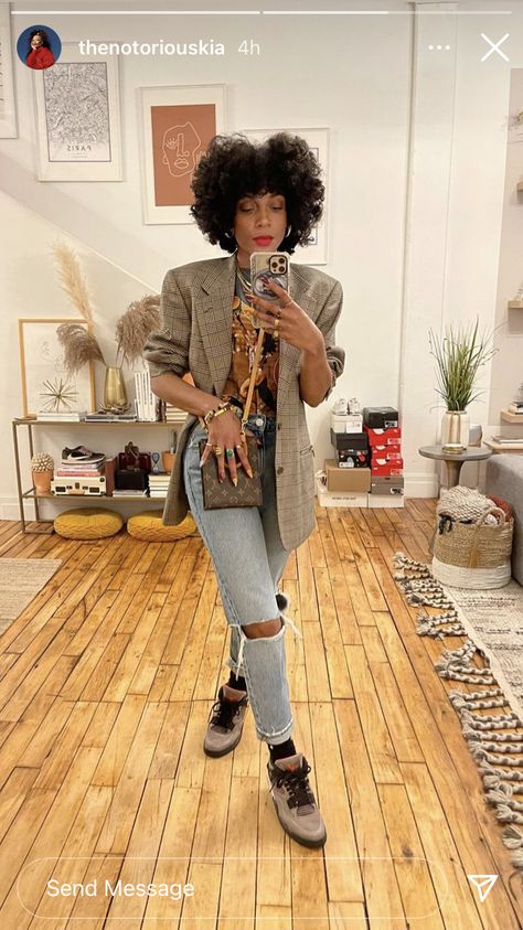 Gold Pump Outfits, Black Woman Casual Style, Tomboy Brunch Outfit, Black Women Thrifted Outfits, Circus Outfit Women Casual, Artsy Look Outfits, Black Women Casual Outfits Street Style, Girlie Tomboy Style, Band Tee Work Outfit