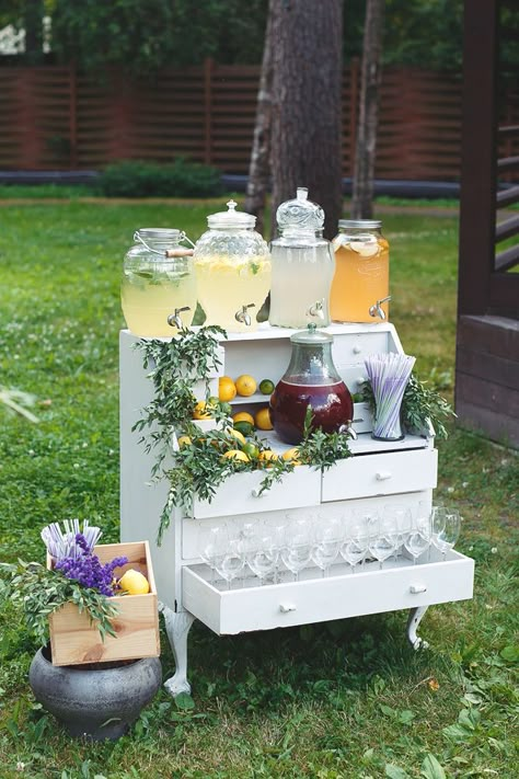 Lemonade bar Lemonade Wedding Bar, Lemonade Bar Beverage Stations, Lemonade Bar Wedding, Lemonade Bar Ideas, Wedding Lemonade Bar, Lemonade Stand Wedding, Wedding Lemonade Stand, Lemonade Table, Spring Fling Party