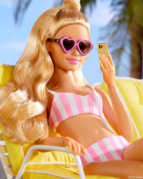 Barbie With Sunglasses, Barbie Pink Dress, Barbies Pics, Barbie Summer, Barbie Doll Set, Barbie Images, Barbie Fashionista Dolls, Pink Carpet, Guys And Dolls