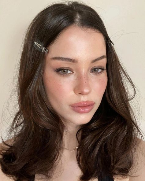 Russian Makeup Aesthetic, Cotteque Aesthetic, Russian Makeup Look, Russian Makeup, Dewy Summer Makeup, Spring Makeup Looks, Stunning Eye Makeup, Feminine Makeup, Pale Skin Makeup