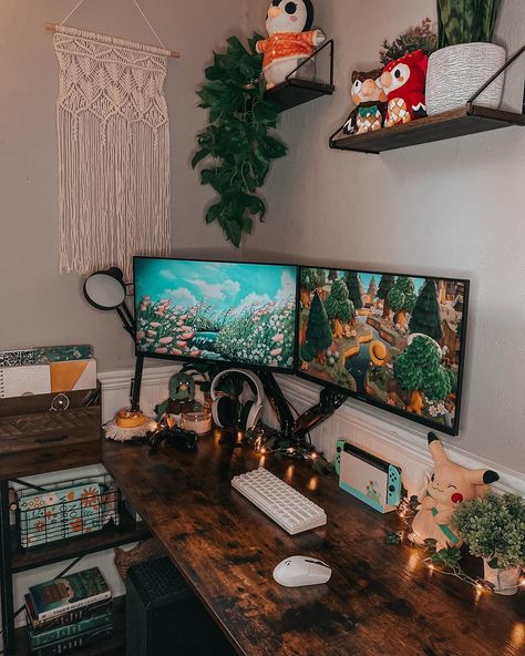 Cozy Office Game Room, Boho Room Setup, Cozy Streaming Room, Cozy Computer Desk, Cozy Gaming Office, Cozy Gaming Room Setup, Boho Gaming Setup, Cozy Pc Setup, Cozy Desk Ideas