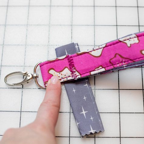 Sew Keychain Key Fobs, How To Sew A Key Fob, Fabric Keychain Diy, Keyfob Diy, Wristlet Keychain Diy, Diy Key Fob, Key Fobs Diy, Lanyard Diy, Sew Gifts