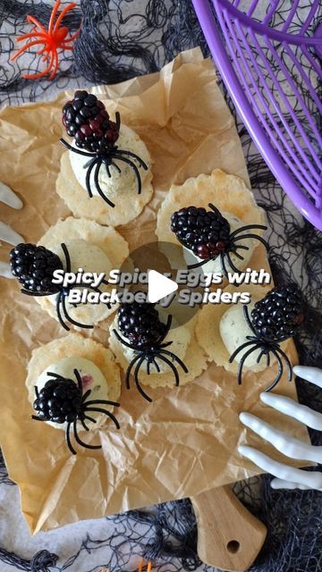 Halloween Plating Ideas, Spider Food Halloween, Black Halloween Snacks, Spider Charcuterie Board, Spider Halloween Food, Inside Halloween Decorating Ideas, Spider Themed Food, Halloween Ordourves, Halloween Charcuterie Cups