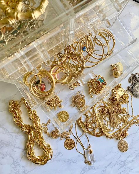 Pile Of Jewellery, Jewelry Dishes, Jewellery Aesthetic, Dust Particles, How To Store, Rings Bracelets, Jewelry Storage, Earrings Rings, Jewelry Dish