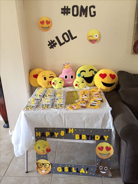 Emoji Birthday Decorations Girls Emoji Birthday Party, Birthday Decorations Easy, Emoji Party Decorations, Emoji Decorations, Diy Party Ideas, Emoji Birthday Party, Table Cloth Decorations, Party Ideas For Kids, Birthday Party Decorations Diy