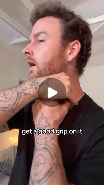 Key Reteff on Instagram: "I love the SCM, these neck muscles work overtime. SCM tension can cause things like headache, nausea, forgetfullness, fatigue, migraine, neckpain and so many more symptoms we don’t want.  Massage this muscle, do both sides and level yourself up in a couple minutes!  #neck #selfcare #migraine" Headache And Nausea Remedies, Neck Massage For Headache, Migraine Massage, Massage For Headache, Remedies For Nausea, Neck Muscles, Sore Neck, Acupressure Massage, Helpful Things