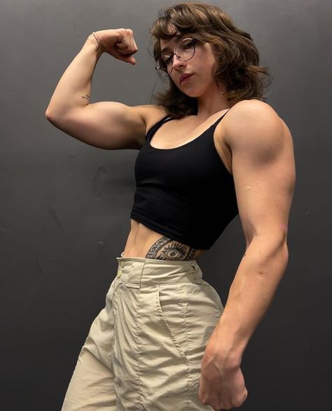 Slightly Muscular Arms Women, Lean Women Reference, Women With Muscles Reference, Muscular Woman Back Reference, How To Flex Muscle For Pictures, Muscle Flexing Poses, Woman Muscle Reference, Woman Flexing Pose Reference, Buff Female Pose Reference