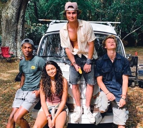 Johnathan Daviss, Madison Bailey, Chase Stokes and Rudy Pankow Pogue Style, Outer Banks Outfits, Neo Grunge, Les Pogues, Outer Banks Style, Jonathan Davis, Tokyo Street Fashion, The Pogues, Outer Banks Nc