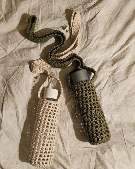 Crochet Accessories Outfit, Water Holder Crochet, Knitted Bottle Holder, Knitted Water Bottle Holder, Knitting A Bag, Macrame Bottle Bag, Crochet Outfit Accessories, Crochet Ideas Accessories, Crochet Ideas For Dad