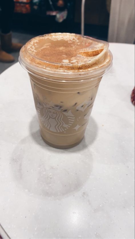 drink - iced pumpkin cream chai tea latte (seasonal at starbucks) Chai Latte Starbucks, Chai Tea Latte Starbucks, Pumpkin Chai Tea, Iced Chai Tea Latte, Iced Chai Latte, Secret Starbucks Recipes, Iced Starbucks Drinks, Starbucks Coffee Drinks, Iced Chai