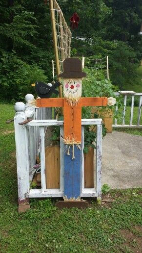 Scarecrow from 6 ft pine fence picket. Pine Fence, Wooden Scarecrow, Ideas Para Decorar Jardines, Fall Pallets, Fence Picket, Fall Wood Crafts, Halloween Wood Crafts, Fall Scarecrows, Fall Deco