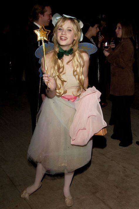 Zooey Deschanel waves a wand as Tinkerbell during a Halloween party. Indie Sleaze Halloween Costume, 2010s Halloween Costumes, Twee Halloween Costumes, Celebrities On Halloween, Duo Costumes Aesthetic, Tumblr Halloween Costumes, Halloween Costumes Inspo Aesthetic, Blonde Movie Characters, It Girl Halloween Costumes