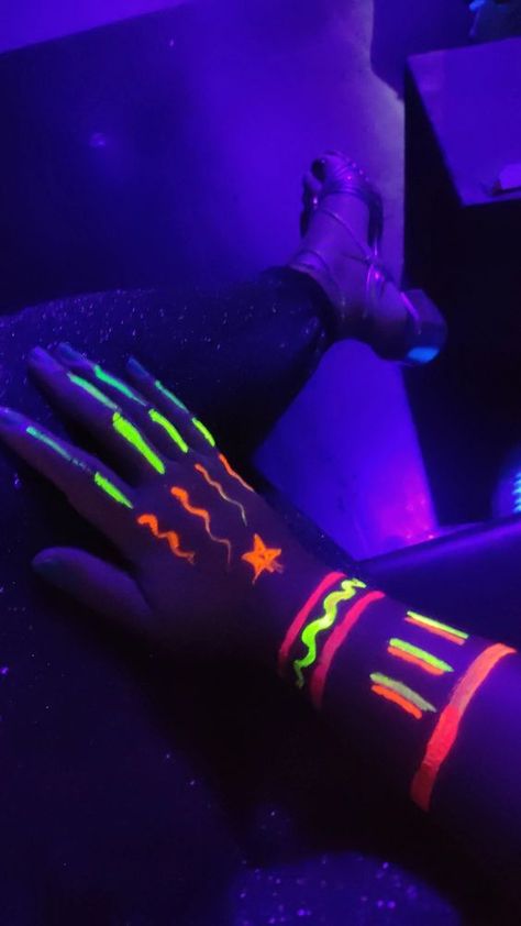 Glow In The Dark Face Paint Ideas Easy, Glow In The Dark Face Paint Ideas, Glow Party Makeup, Black Light Party Outfit, Pintura Facial Neon, Rave Party Theme, Neon Face Paint Ideas, Rave Face Paint, Rave Party Decorations