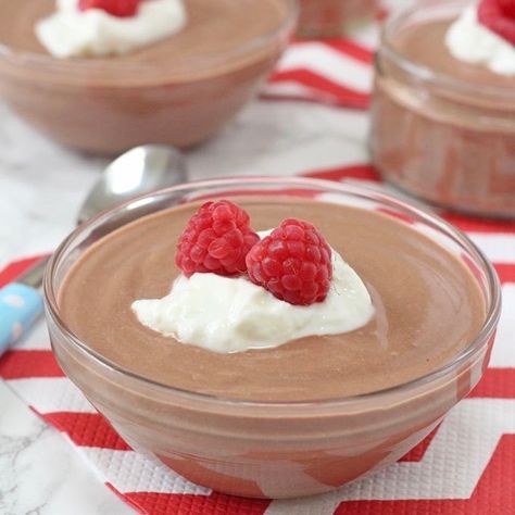 Healthy Chocolate Mousse, Mediterranean Desserts, Weight Watcher Desserts, Healthy Greek Yogurt, Easy Mediterranean Diet Recipes, Chocolate Mousse Recipe, Diet Desserts, Low Carb Dessert, Fussy Eaters