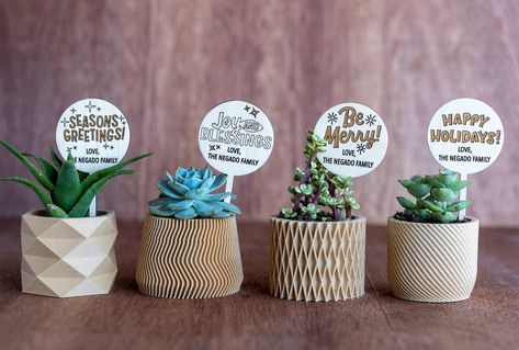 Coworker Gift Ideas, Christmas Plant, Bulk Gifts, Succulent Gift, Christmas Plants, Tag Ideas, Label Christmas, Plant Tags, Friends Christmas