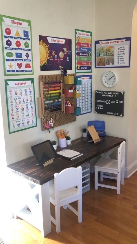 I created this fun/ home school corner for my 1st grader and prek kids. Homeschooling Decor Ideas, Corner Homeschool Area, Home Classroom Ideas Preschool, Kids Homeschool Desk Work Stations, Preschool Area At Home, Education Corner At Home, Activities For 1st Grader At Home, Diy Homeschool Posters, Preschool Learning Corner At Home