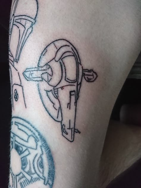 Did this last night slave 1 and boba fett well pleased how it's come out... Boba Fett Ship Tattoo, Starwars Lego Tattoo, Boba Fett Tattoo Design, Boba Fett Tattoo Ideas, Star Wars Hand Tattoo, Starwars Tattoo Small, Jake Tattoo, Boba Fett Tattoo, Mandalorian Tattoo