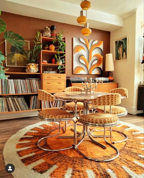 50s Style Dining Room, 70s Living Room Modern, 70s Inspired House Decor, 70s Style Home Decor, 1970s Living Room Interior Design, 70s Style Living Room Vintage, 60’s Home Decor, Retro Rugs Living Room, 1970s Aesthetic Home