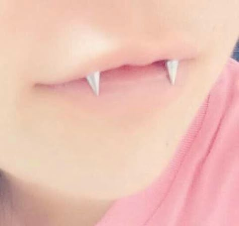 Angel Bites Piercing, Angel Bites, Mouth Piercings, Piercing Inspo, Smiley Piercing, Vampire Fangs, Face Piercings, Cool Piercings, Cute Piercings