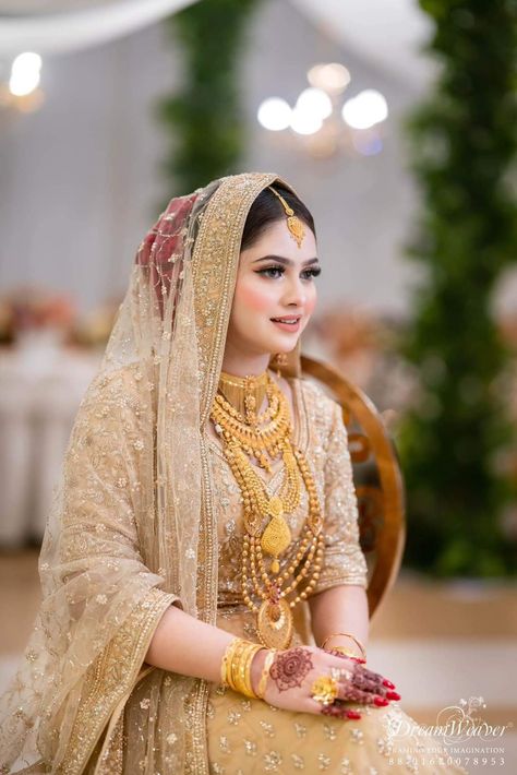 Pakistani Makeup Looks, Fashionista Aesthetic, Aesthetic Bride, Casual Bridal Dress, Bride Wedding Jewelry, Bridal Jewellery Inspiration, Pakistani Women Dresses, Fashion Dresses Formal, Couple Wedding Dress