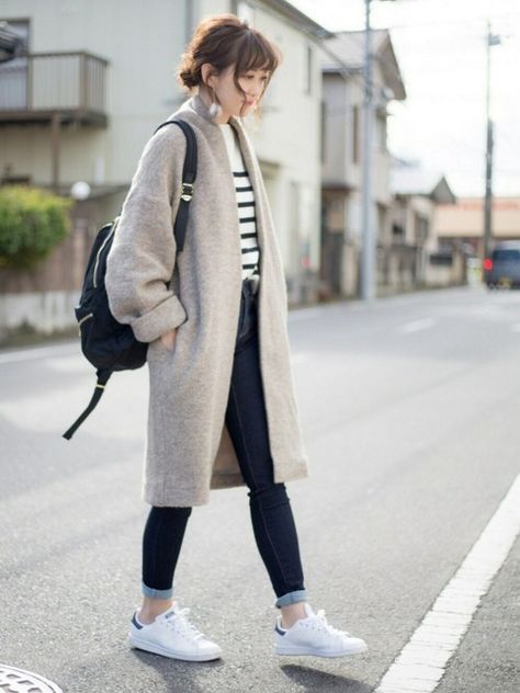 Most of my days involve simple tops over jeans, at a desk. Outfits like this seem to translate well indoors Travel Outfit Japan, Japan Winter Fashion, Korean Winter Outfits, Japan Outfits, Japan Winter, 일본 패션, Winter Travel Outfit, Japan Outfit, Elegante Casual