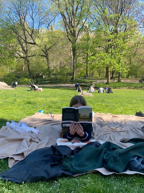 Book Park Aesthetic, Reading In Central Park, Nyc Picnic Aesthetic, Reading At Park Aesthetic, Spring In New York City, Nyc Park Aesthetic, Summer In City Aesthetic, Park Reading Aesthetic, College In New York