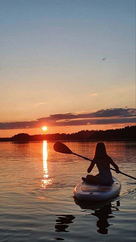 Paddle Board Photography, Paddle Boarding Sunset, Sunset Paddle Boarding, Boating On Lake, Aesthetic Paddle Boarding, Paddle Boarding Aesthetic Lake, Lake House Aesthetic Summer, Lake Asthetic Picture, Lake Aesthetic Wallpaper