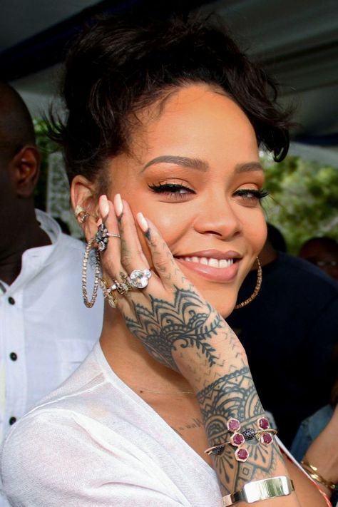 Rihanna makeup Rihanna Star Tattoo, Rhianna Tattoos, Hand Tattoos Pictures, Rihanna Hand Tattoo, Rihanna Tattoo, Rihanna Makeup, Henne Tattoo, Rihanna News, Mode Rihanna